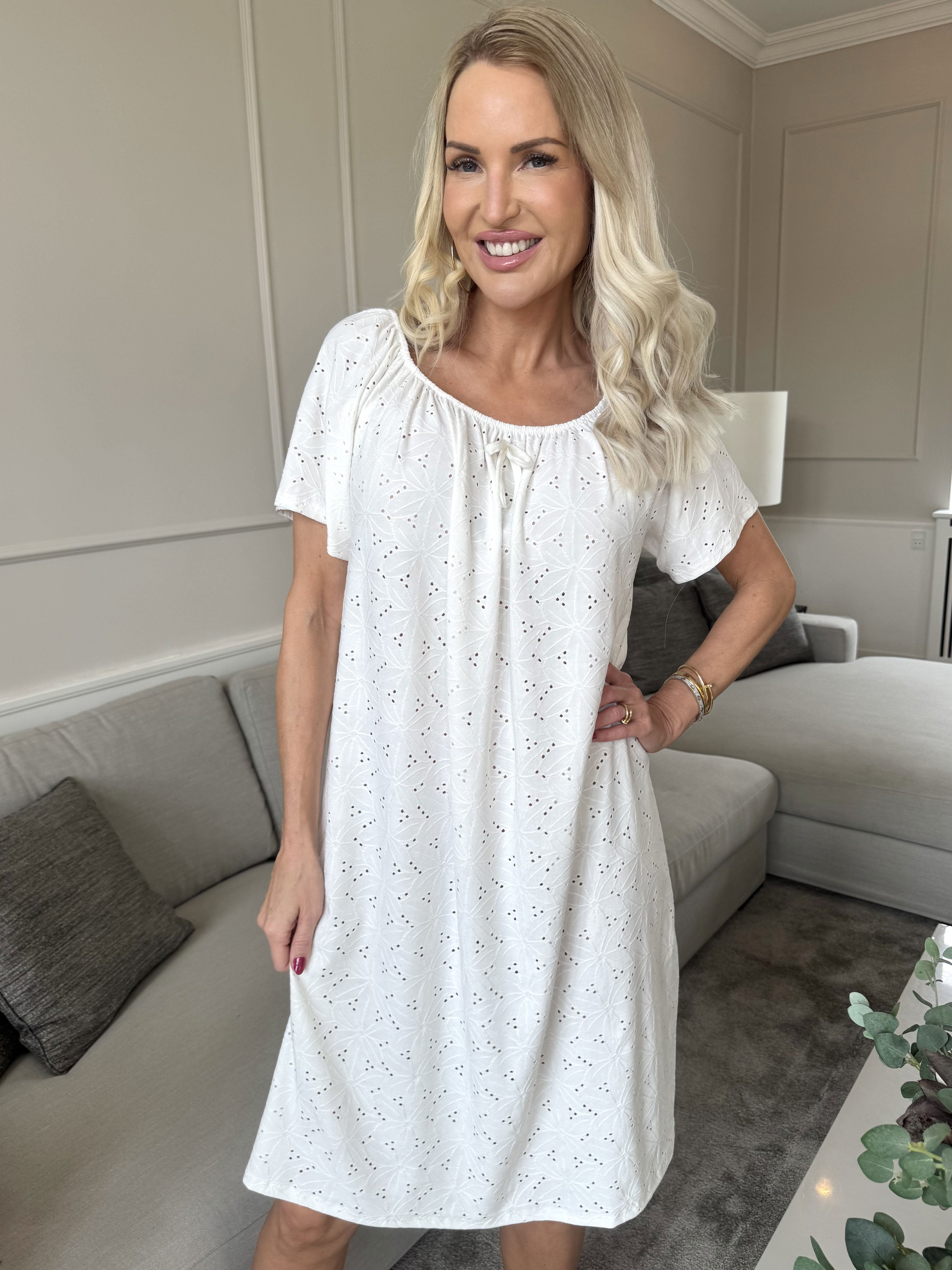 Aliz - Sød blød kjole med broderie anglaise